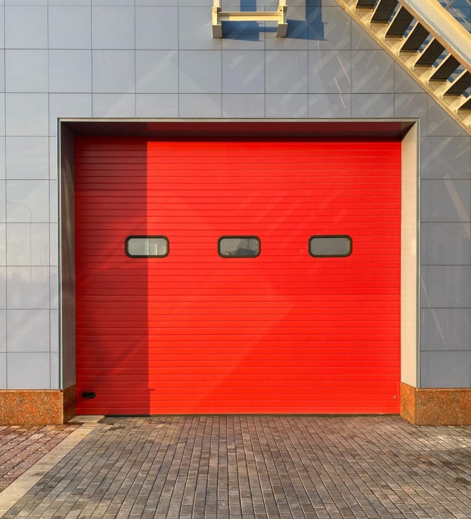 Puerta de Garaje con Marcado CE imagen de una puerta de garaje roja certificada con el marcado ce