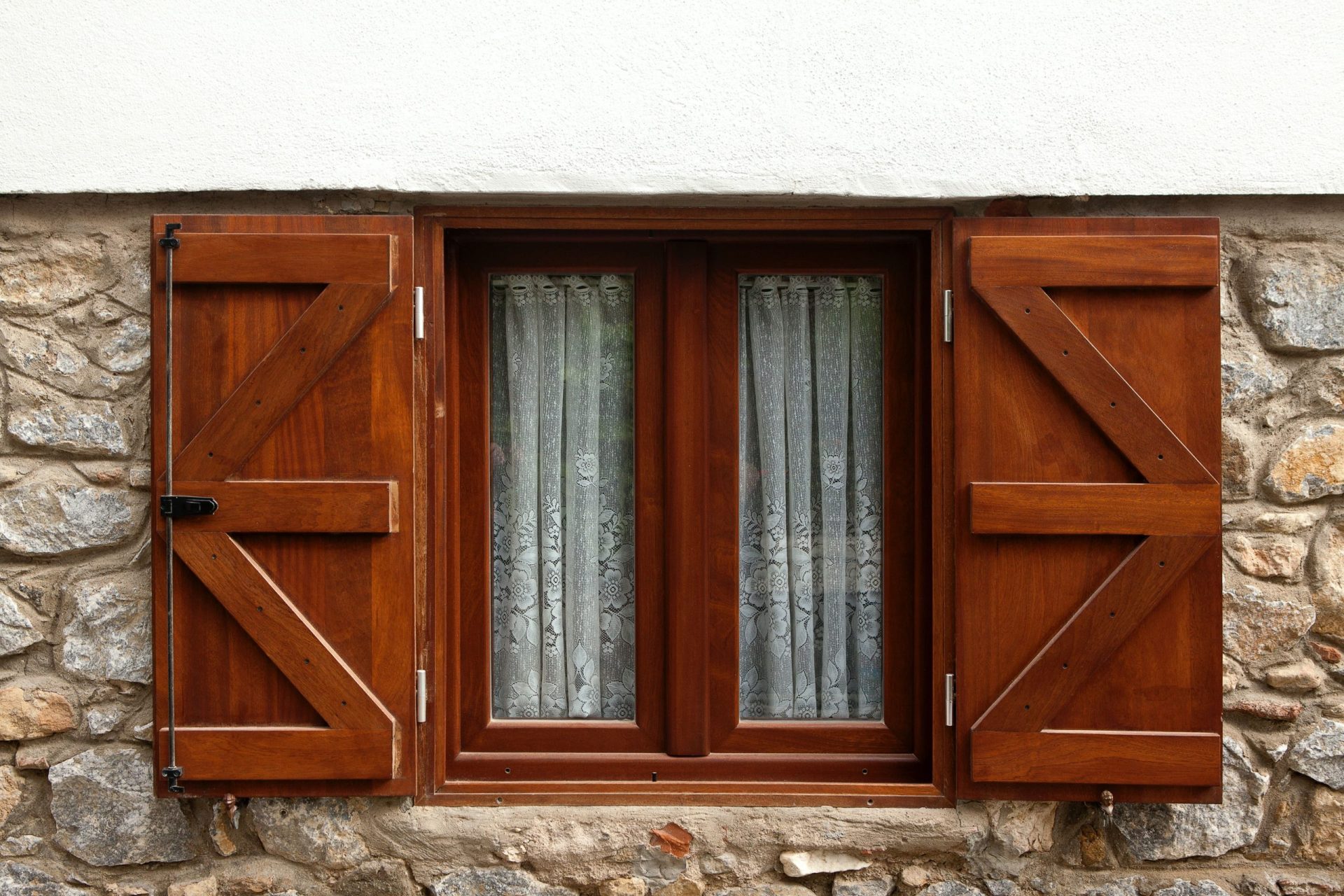imagen de una ventana de madera marron con marcado ce