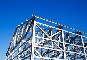 imagen de estructuras metalicas de una construccion con el cielo despejado