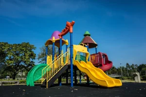 imagen de un parque infantil con toboganes