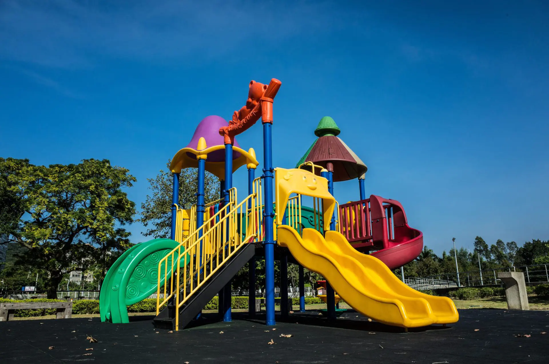imagen de un parque infantil con toboganes