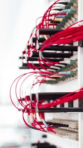 imagen de cables electronicos conectados a una torre