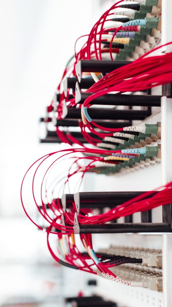 Marcado CE cables imagen de cables electronicos conectados a una torre
