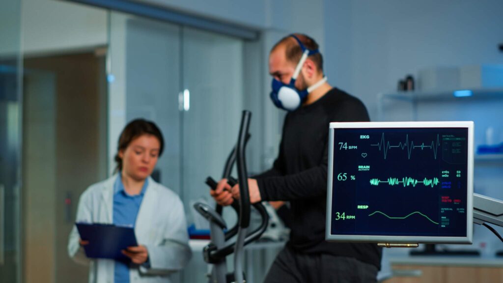 Omologic asesora a Bitbrain en la normativa aplicable a su nueva tecnología deportista haciéndose pruebas con un electrocardiograma