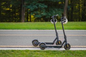 Patinetes eléctricos aparcados en la carretera