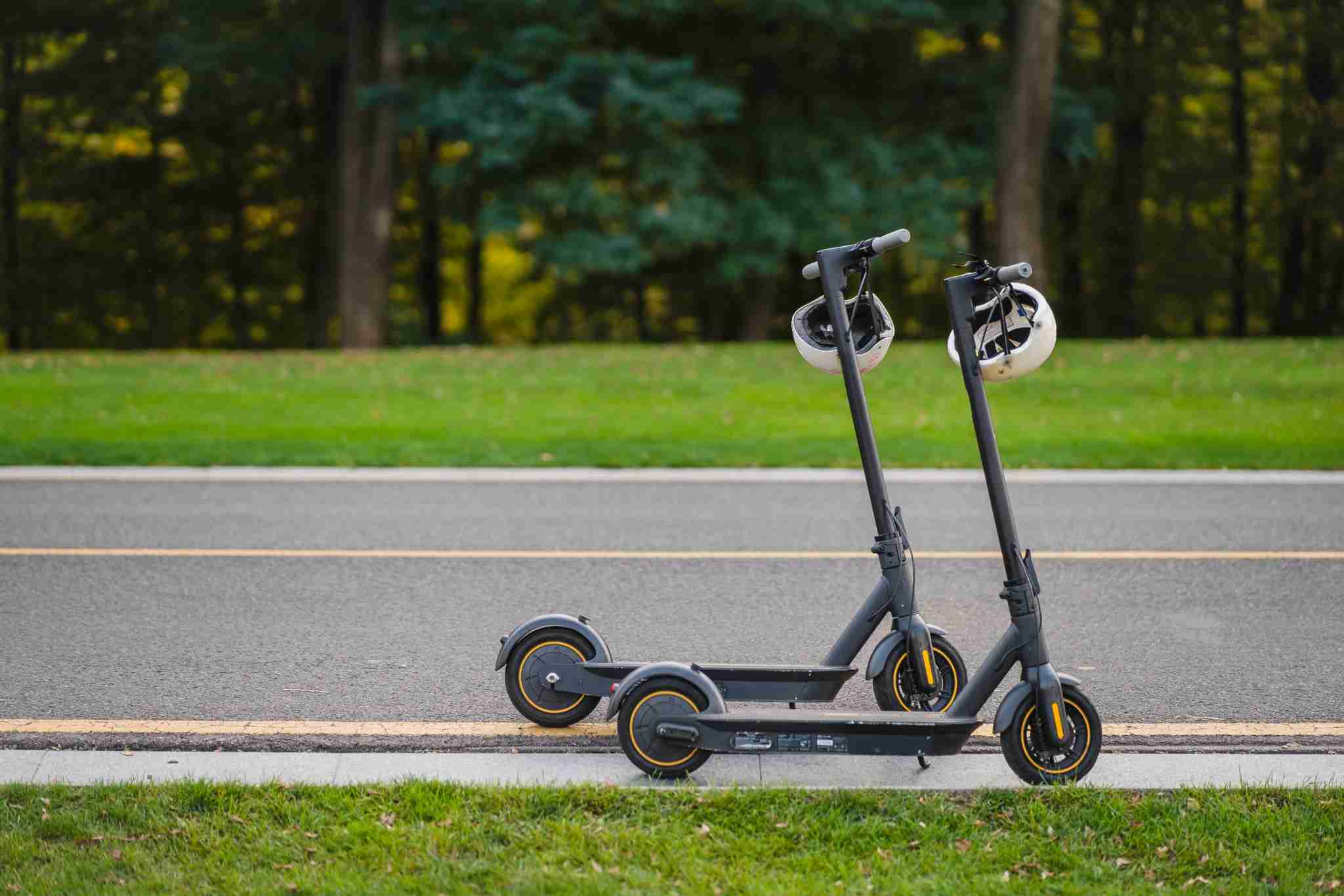 Patinetes eléctricos aparcados en la carretera