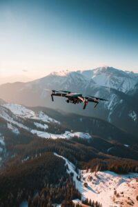 Marcado CE drones: guía completa y actualizada sobre normativas y clases. Dron homologado sobrevuela una montaña