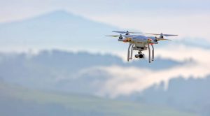 imagen de un dron volando en mitad de un valle montañoso