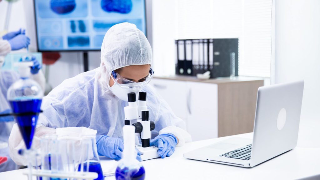 Marcado CE gorros sanitarios imagen de una investigadora con un gorro sanitario protector