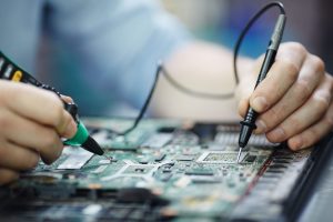 tecnico arreglando un dispositivo electronico