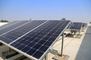 imagen de un patio con estructuras metalicas para paneles solares de color azul
