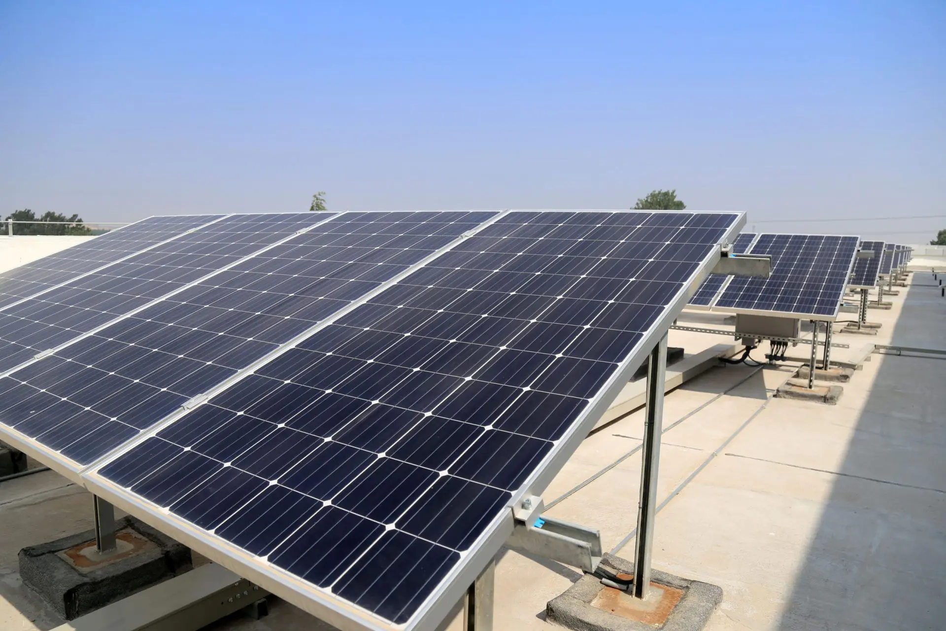 imagen de un patio con estructuras metalicas para paneles solares de color azul