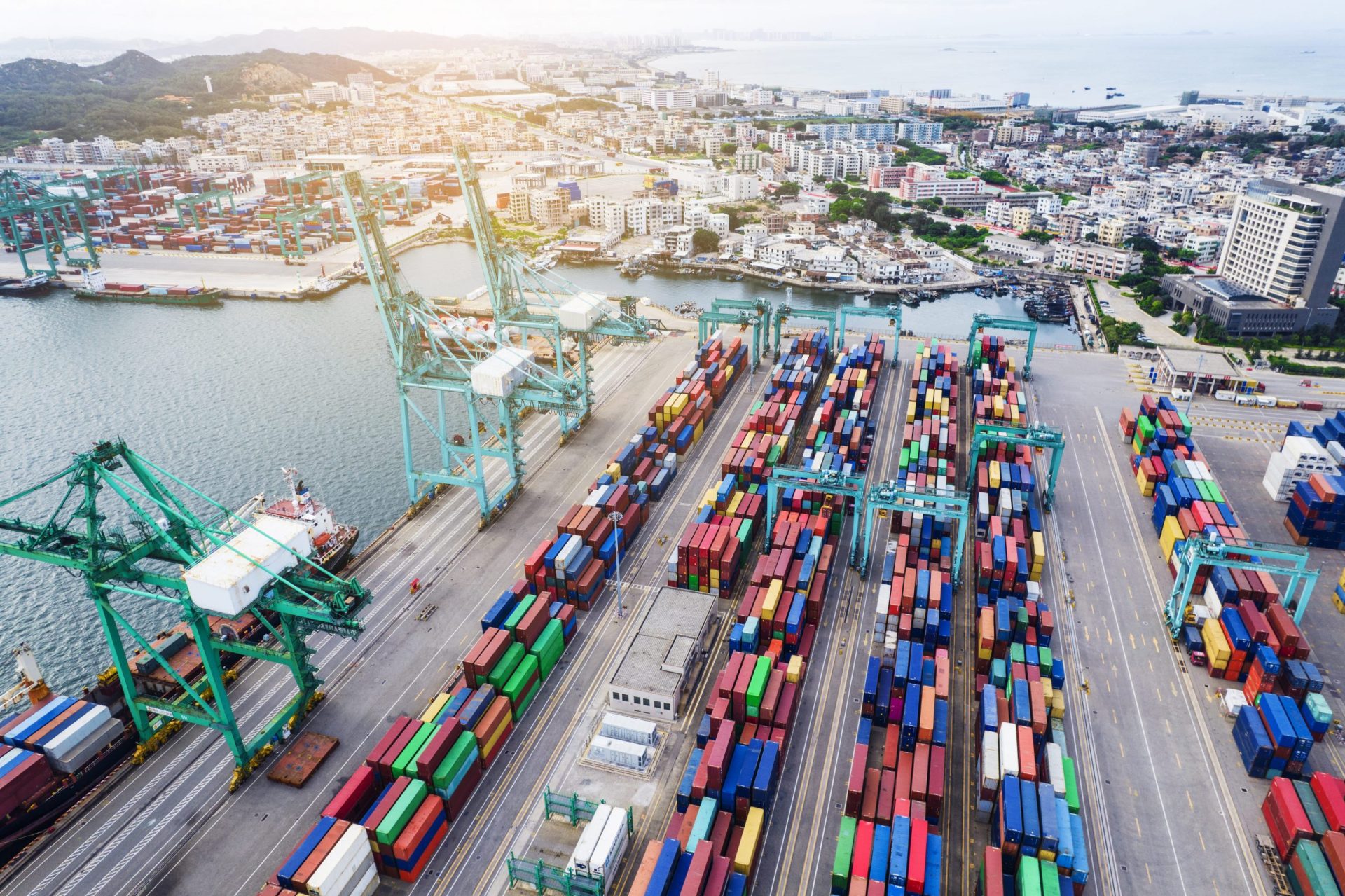imagen aerea de un puerto y aduanas con mercancias para controlar la vigilancia del mercado