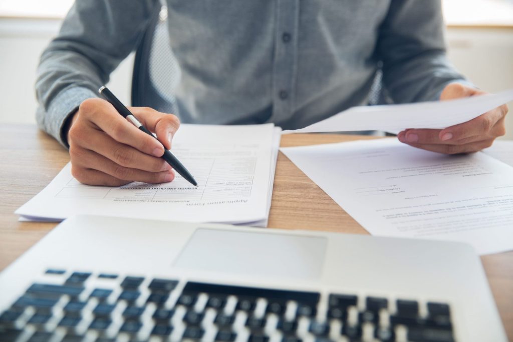 Módulos de Evaluación de la Conformidad imagen de un empresario firmando documentos sobre los modulos de evaluacion de la conformidad de su producto