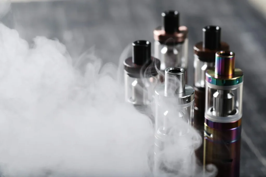 Cigarrillos Electrónicos: ¿Tienen que tener Marcado CE? cigarrillos electronicos emitiendo vapor de color blanco