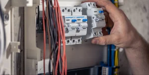 cuadro electrico industrial con cables rojos y azules