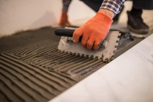 imagen de un obrero con un producto de construccion aprobado tras la declaracion de prestaciones y marcado ce