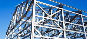 imagen de una estructura metalica de color gris sobre un fondo azul del cielo