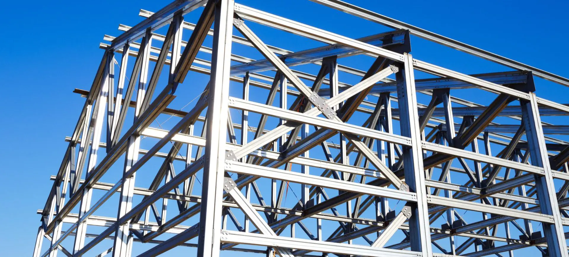 imagen de una estructura metalica de color gris sobre un fondo azul del cielo