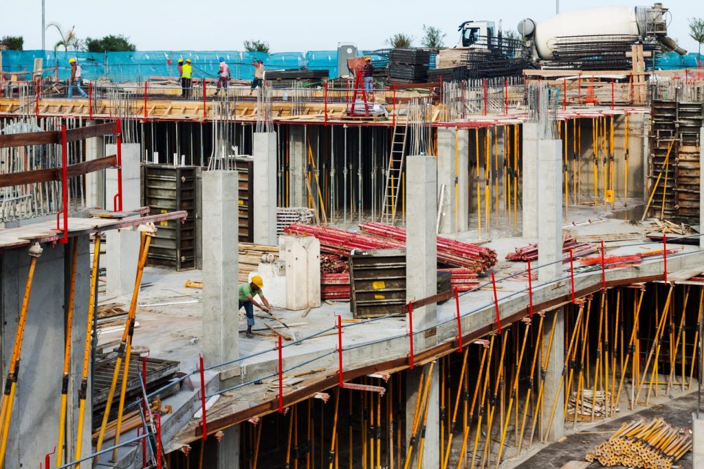 Directiva Marcado CE Construcción imagen de una estructura de construccion con obreros cumpliendo los requisitos de la directiva de marcado ce de construccion