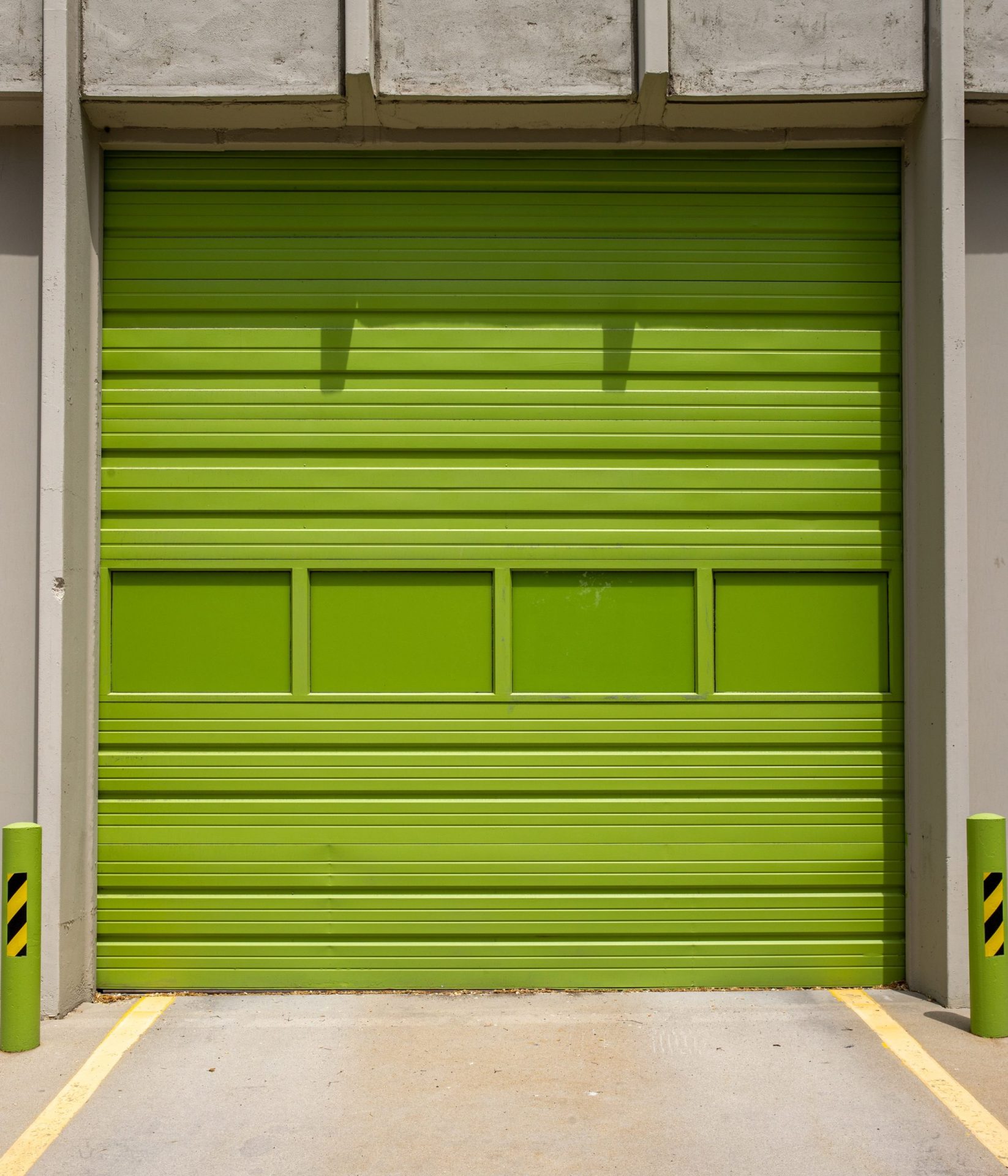 imagen de una puerta industrial verde con la certificacion ce