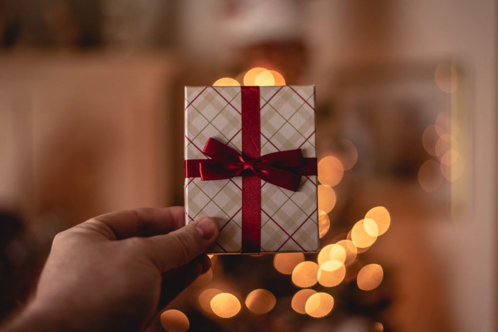 Cómo comprar por internet de manera segura caja de regalo envuelta con luces de fondo de navidad