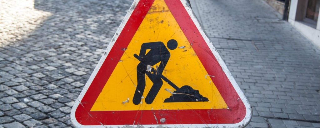 Marcado CE para Equipamiento Vial con Omologic imagen de una señal de trafico de obras con la certificacion ce de equipamiento vial