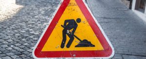 imagen de una señal de trafico de obras con la certificacion ce de equipamiento vial