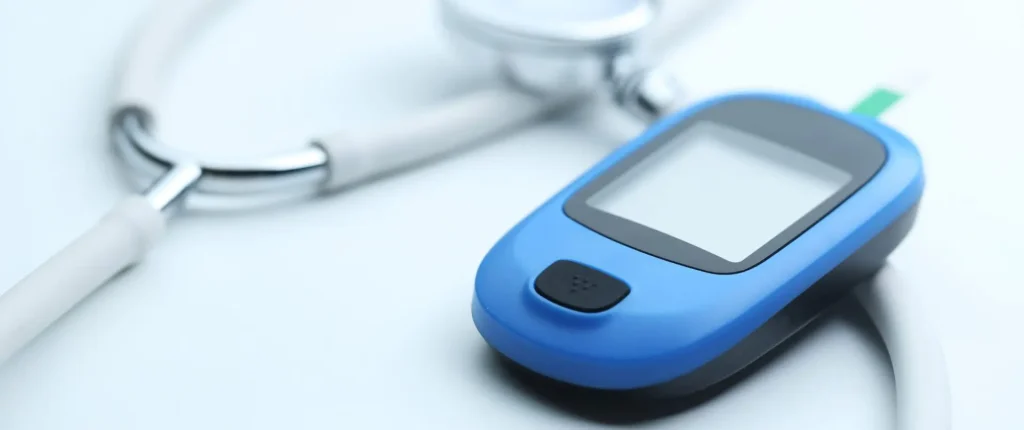 Productos sanitarios sin finalidad médica: nuevos reglamentos de ejecución imagen de un tensiometro azul como producto sanitario sin finalidad medica