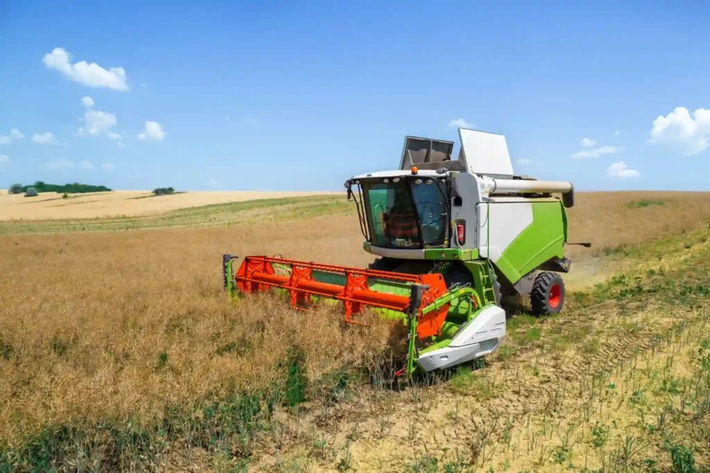 Homologación de maquinaría agrícola: normativa, requisitos y proceso paso a paso Máquina agrícola trabajando en el campo