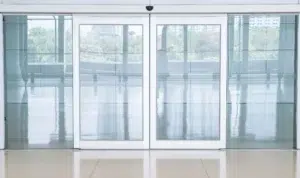 Puerta automática instalada en un edificio que incluye el marcado CE