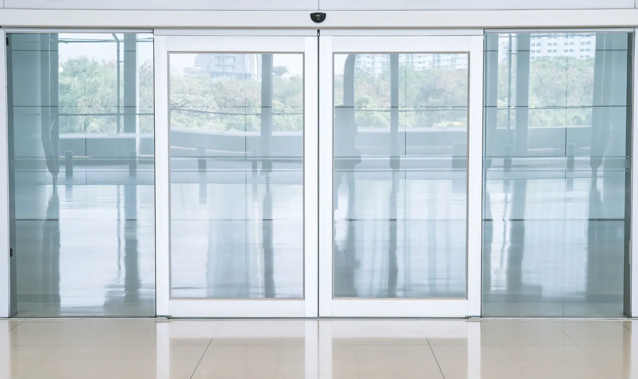 Puerta automática instalada en un edificio que incluye el marcado CE